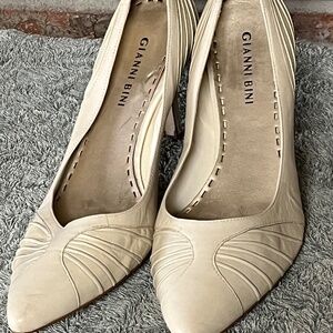 Gianni Bini Cream Leather Heels Size 8M – Elegant Dress Pumps